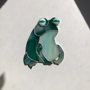Decorazione per finestra con rana, animale in vetro colorato, rana in vetro, rana da appendere alla parete, opera d'arte con rana, decorazione ecologica, arte anfibia, amanti delle rane, fatto a mano