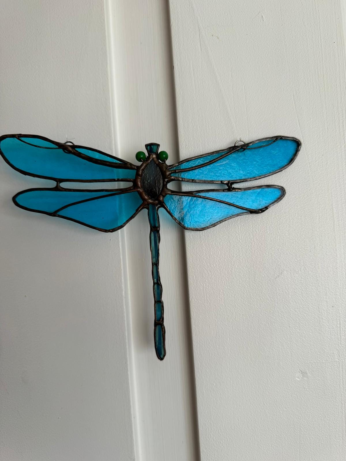 ステンドグラスの青いトンボのサンキャッチャー手作りの昆虫の窓吊り