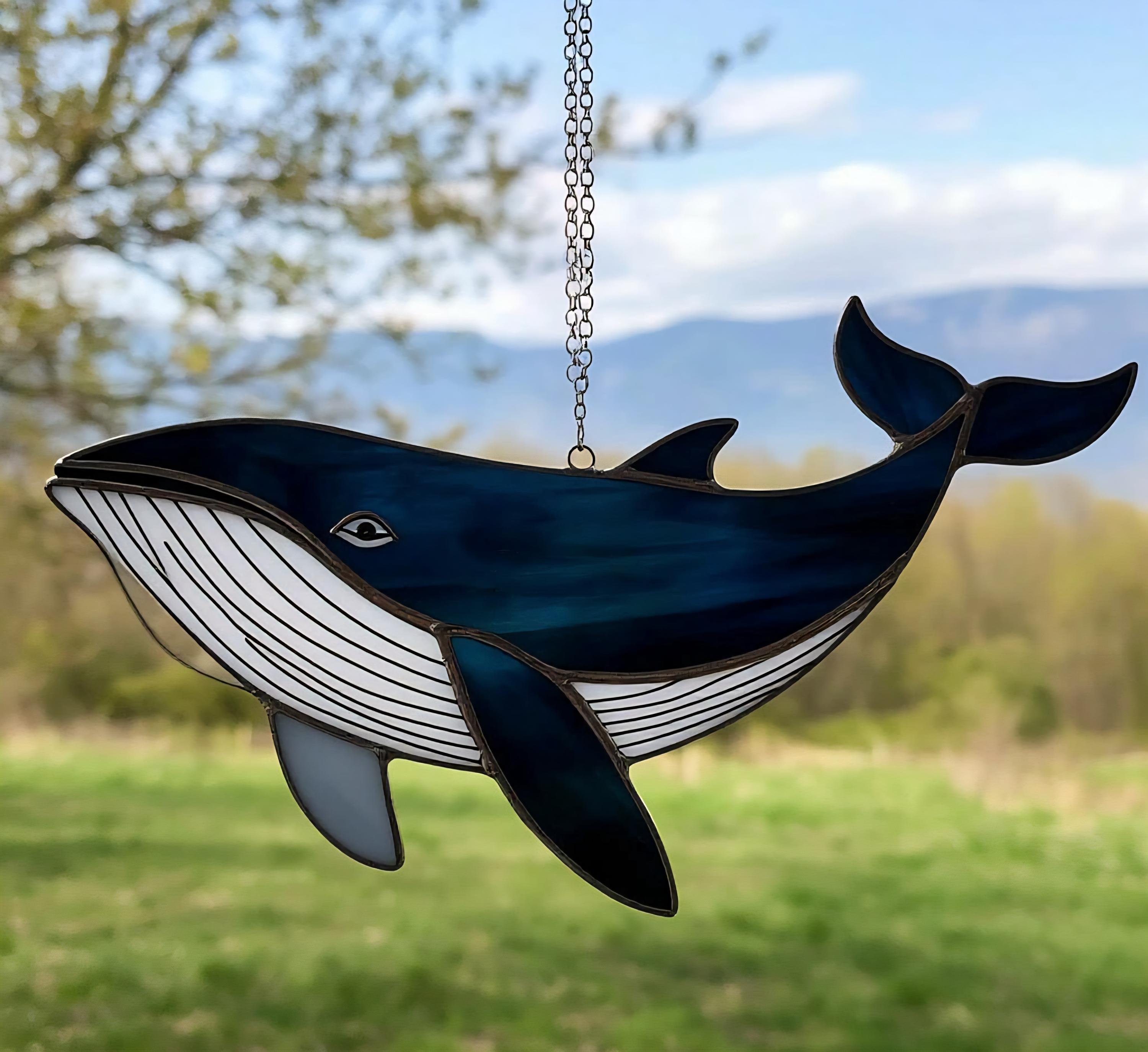 ステンドグラスのクジラのサンキャッチャー：手作りの海をイメージした