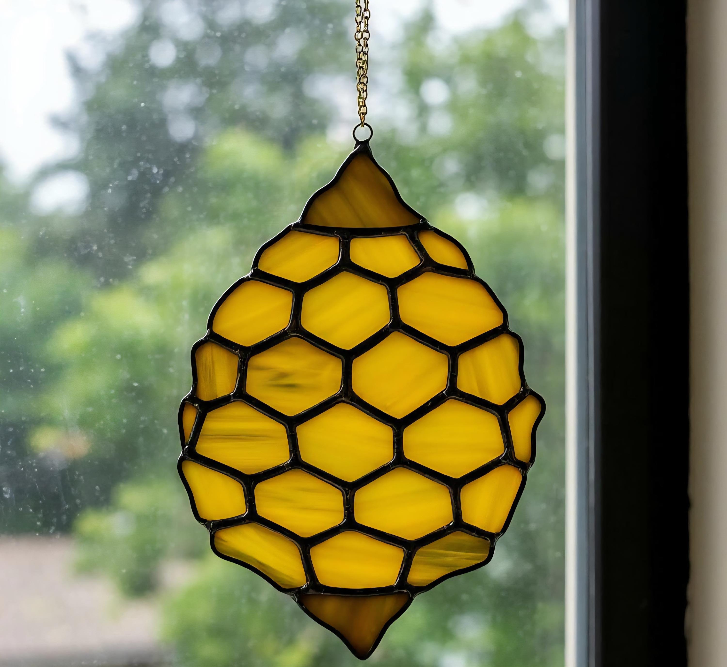 ステンドグラスの蜂の巣サンキャッチャー：手作りのハニカム窓飾り