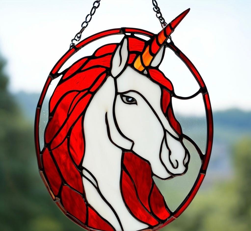 ステンドグラスのユニコーンサンキャッチャー：手作りのファンタジーな