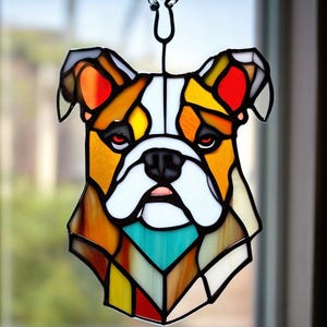 Attrape-soleil bouledogue en vitrail : décoration de fenêtre chien colorée faite main