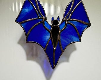 ステンドグラスの青いコウモリのサンキャッチャー：ゴシックな