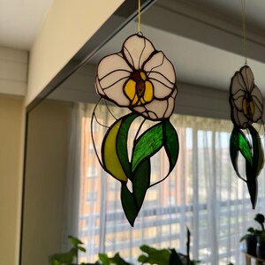 Attrape-soleil orchidée en vitrail fait main : décoration florale à suspendre