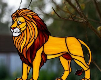 ステンドグラスのライオンサンキャッチャー：手作りの野生動物の装飾