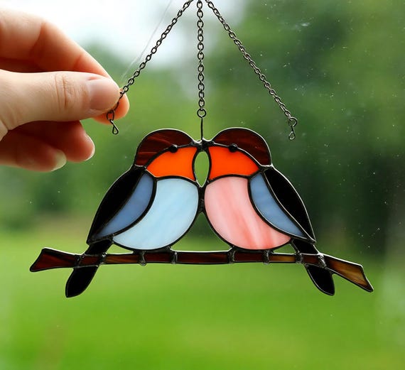 ステンドグラスのラブバードサンキャッチャー：ロマンチックな窓辺の