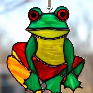 Decorazione per finestra con rana, animale in vetro colorato, rana in vetro, rana da appendere alla parete, opera d'arte con rana, decorazione ecologica, arte anfibia, amanti delle rane, fatto a mano