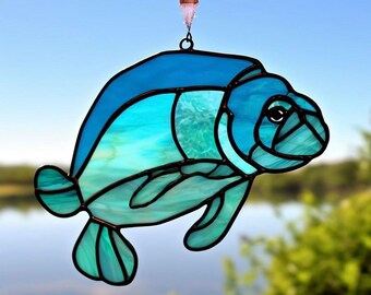手作りのステンドグラス製マナティーのサンキャッチャー：海岸風の窓