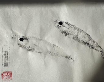 魚拓 - 小さなイワシ、和紙に描かれた日本の伝統芸術、海岸沿いの壁