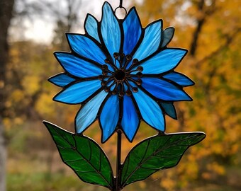 ステンドグラスのヤグルマギクのサンキャッチャー：手作りの青い花の窓