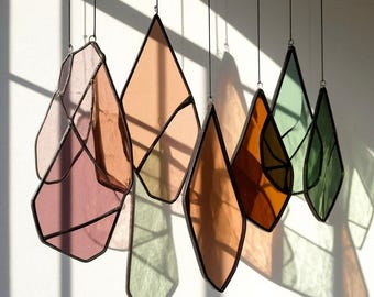 Móvil de vitrales moderno: atrapasol colorido estilo art déco, decoración contemporánea para ventanas.