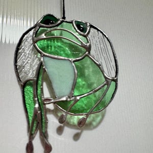 Testa di rana in vetro colorato animale vetro verde rana regalo arazzo da parete rana opera d'arte decorazione ecologica arte anfibio amante delle rane fatto a mano