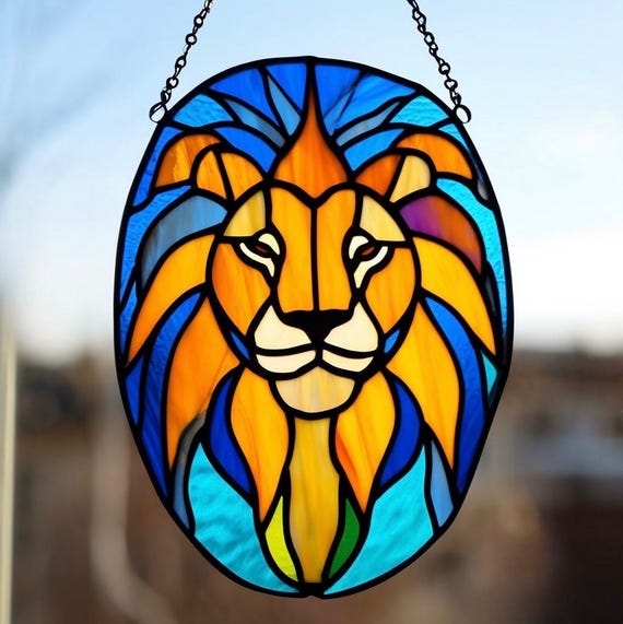 ステンドグラスのライオンサンキャッチャー：手作りの野生動物の装飾