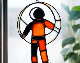 Acchiappasole in vetro colorato a forma di astronauta: decorazione cosmica per finestre fatta a mano