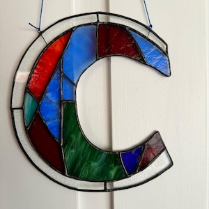 Letra C de vitral hecha a mano: arte de vidrio único y vibrante para decoración del hogar, regalos y diseños personalizados - Tienda Etsy, regalo de boda con alfabeto