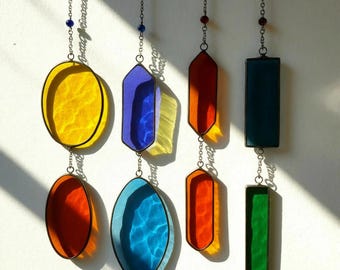 Móvil de vitrales moderno: atrapasol colorido estilo art déco, decoración contemporánea para ventanas.