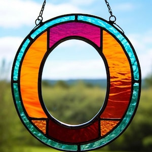Letra O de vidrio de colores hecha a mano, decoración del alfabeto única y personalizada, decoración del hogar personalizada, idea de regalo inicial de vidrio colorido vibrante
