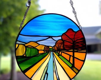 手作りステンドグラスのサンキャッチャー：風光明媚な道、山、森の景色