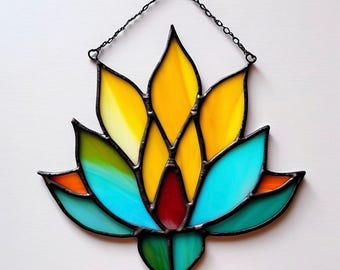 Attrape-soleil fleur de lotus en vitrail : oeuvre d'art pour fenêtre bohème artisanale