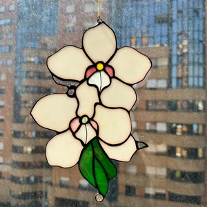 Attrape-soleil orchidée blanche en vitrail fait main : décoration florale à suspendre