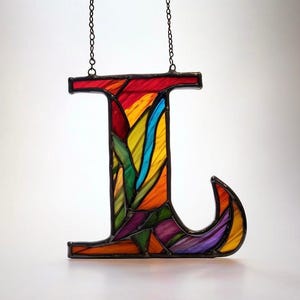 Letra L de vidrio de colores hecha a mano, arte decorativo del alfabeto, monograma personalizado, regalo único, decoración del hogar, atrapasol con inicial personalizada, vidrio Tiffany