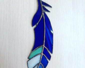 Attrape-soleil plume en vitrail : décoration de fenêtre bohème bleue