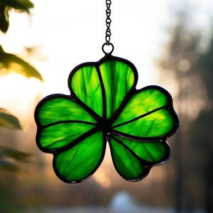 Stained glass clover, handmade clover, lucky clover, shamrock decor suncatcher, clover window hanging, St. Patrick&#39;s Day decor, green garden