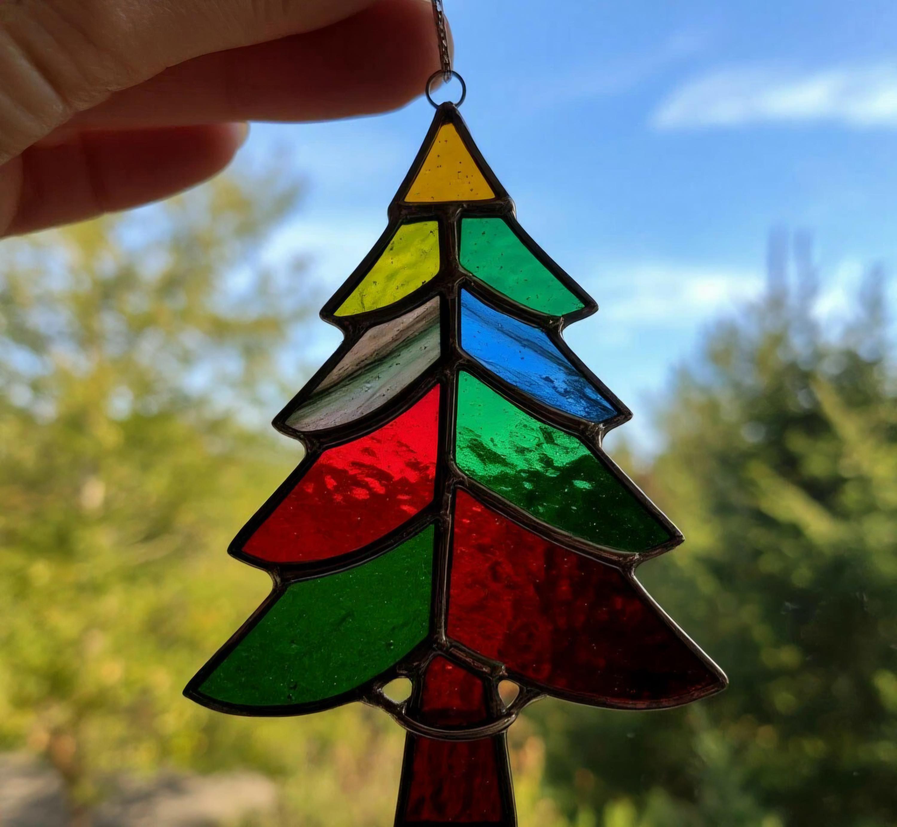 ステンドグラスのクリスマスツリーサンキャッチャー - 手作りの