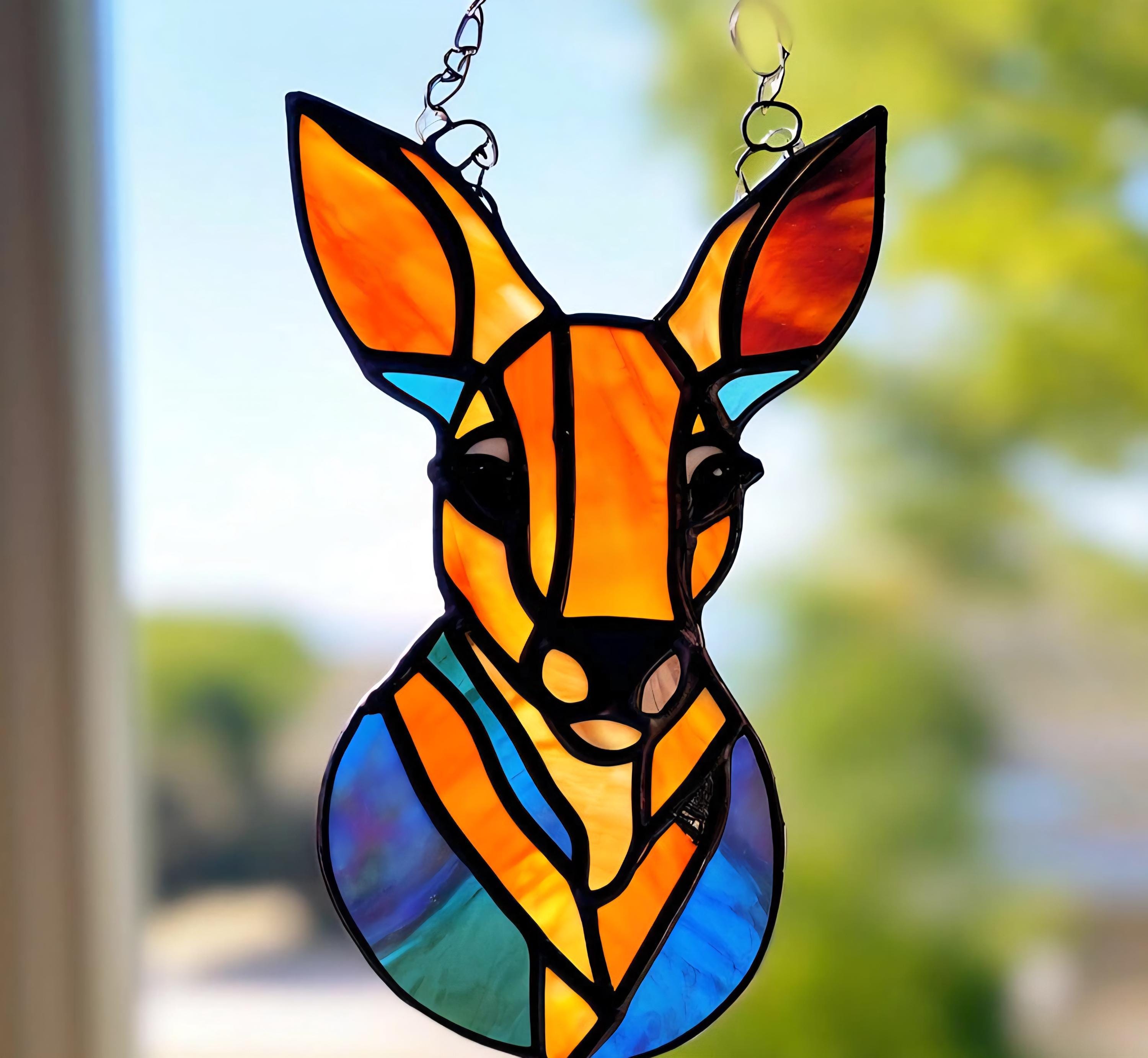 ステンドグラスのカンガルーサンキャッチャー：オーストラリアの野生