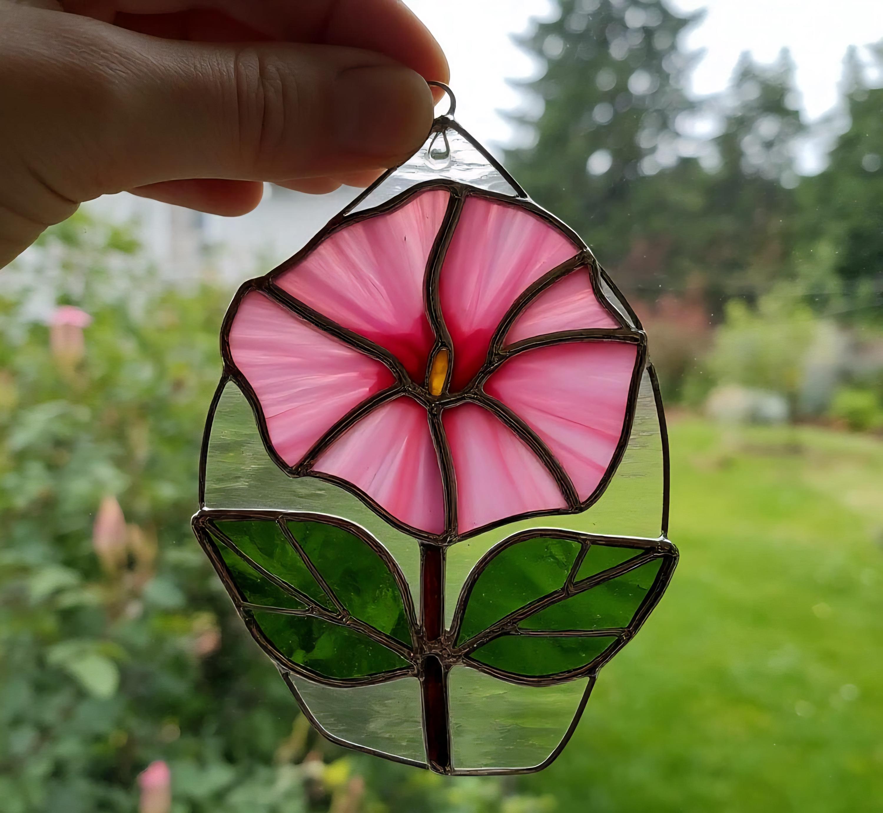 ステンドグラスのモーニンググローリーサンキャッチャー：ピンクの花の