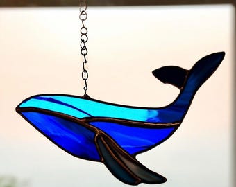 ステンドグラスのクジラのサンキャッチャー：手作りの航海用窓飾り
