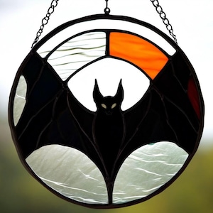 Solfångare i målat glas med fladdermus: Gotisk Halloween-fönsterdekoration