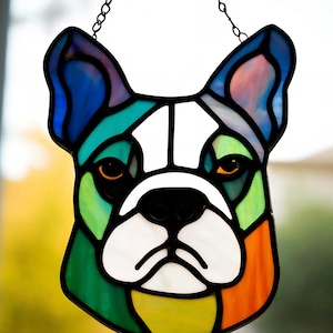 Attrape-soleil bouledogue en vitrail : décoration de fenêtre chien colorée faite main