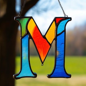 Letra M de vidrio de colores hecha a mano, arte decorativo del alfabeto, monograma personalizado, regalo único, decoración del hogar, atrapasol con inicial personalizada, vidrio Tiffany
