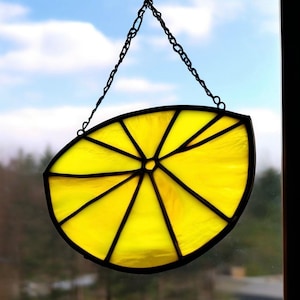 Stained Glass Lemon Slice Suncatcher Citrus Kitchen Window Decor Handmade Fruit Ornament Bright Summer Gift garden Yellow Glass Fruit Art