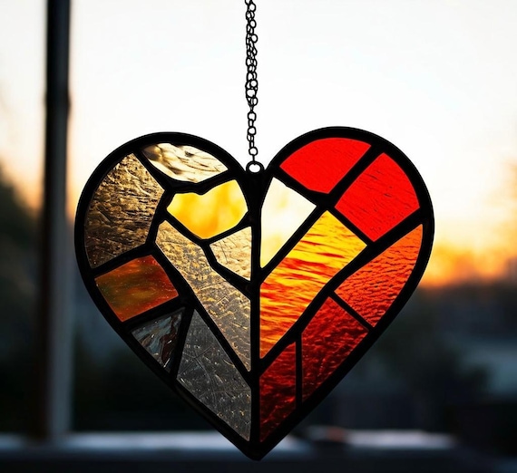 ステンドグラスのハート型窓飾り：手作りのカラフルなホーム