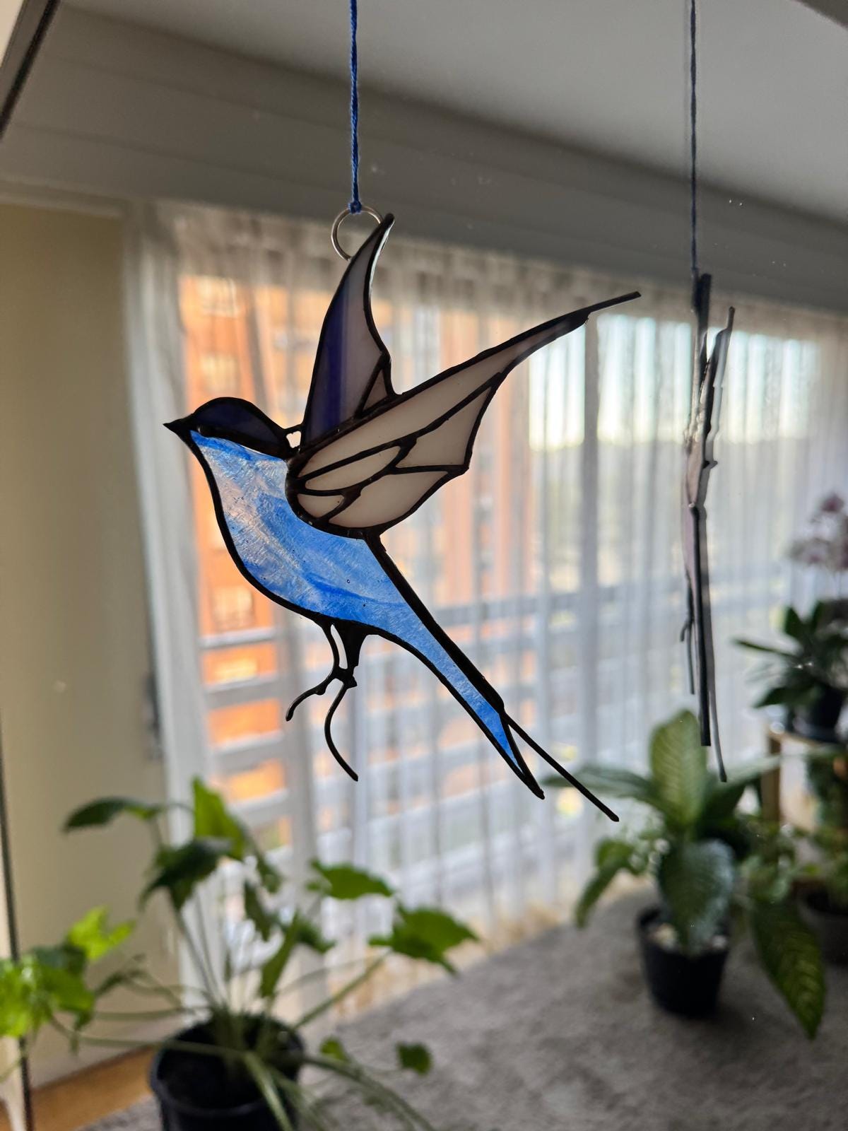 手作りステンドグラスのツバメのサンキャッチャー：青い鳥の窓辺の