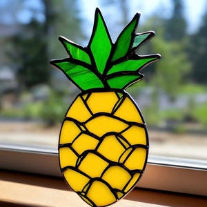 Glasmalerei Ananas Suncatcher: Tropisches Fensterbild