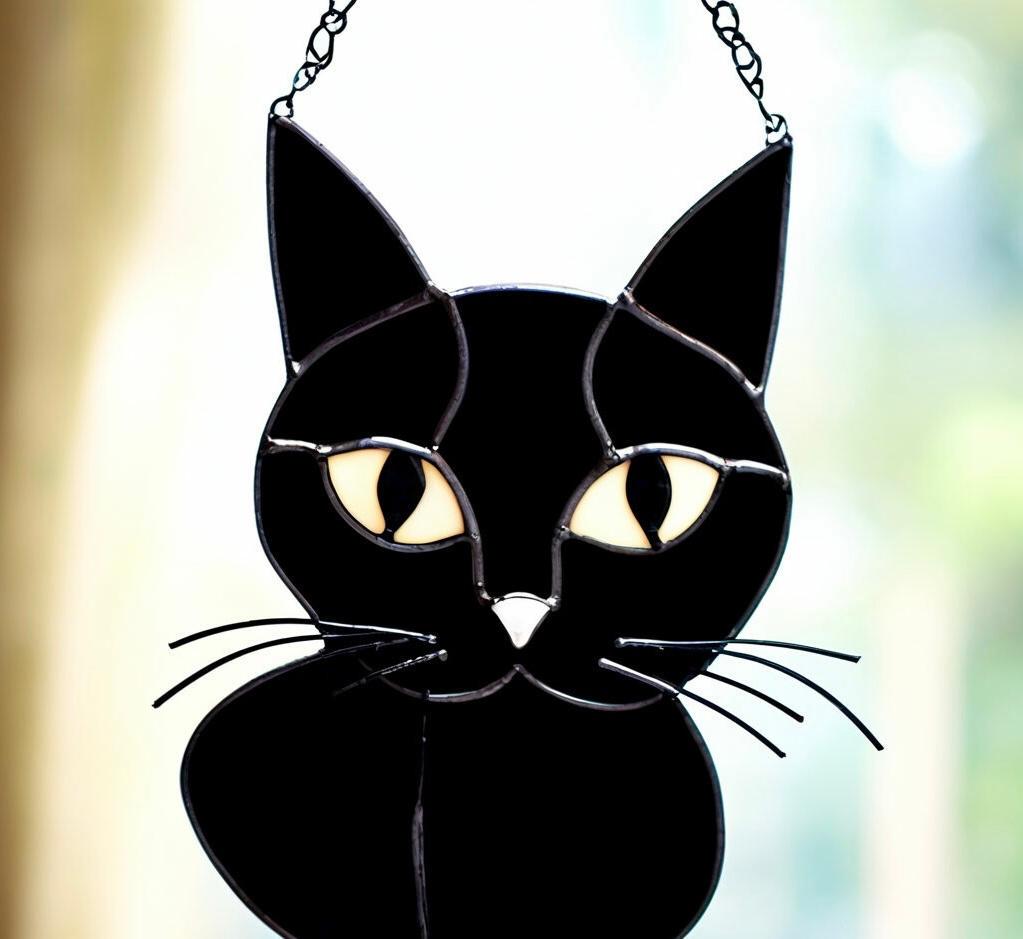黒いステンドグラスの猫のサンキャッチャー：手作りのホーム