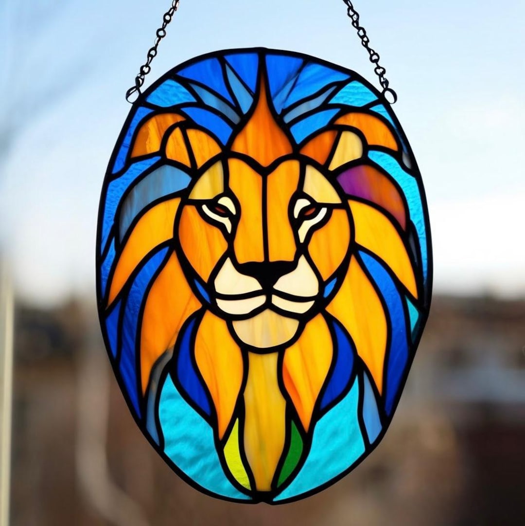 ステンドグラスのライオンサンキャッチャー：手作りの野生動物の装飾