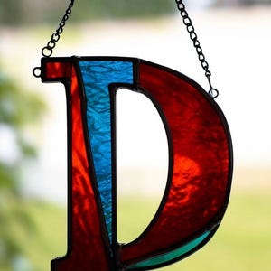 Letra D de vidrio de colores hecha a mano, arte decorativo del alfabeto, monograma personalizado, regalo único, decoración del hogar, atrapasol con inicial personalizada, vidrio Tiffany