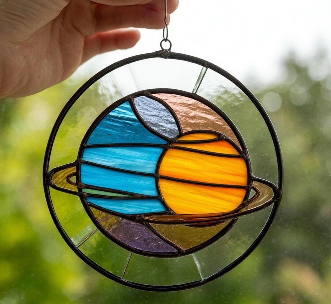 手彩色　ステンドグラス ステンドグラスの太陽系サンキャッチャー：手作りの天体モチーフの窓