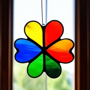 Stained Glass Clover Suncatcher Handcrafted Shamrock Decor Lucky Flower Window Hanging Nature-Inspired St. Patrick&#39;s Day Accent Botanical