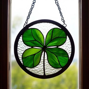 Stained Glass Clover Suncatcher Handcrafted Shamrock Decor Lucky Flower Window Hanging Nature-Inspired St. Patrick&#39;s Day Accent Botanical