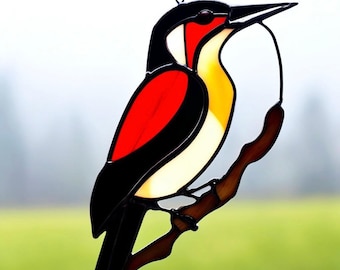 Vitral artesanal em forma de pica-pau para pendurar na janela: decoração rústica para janela.