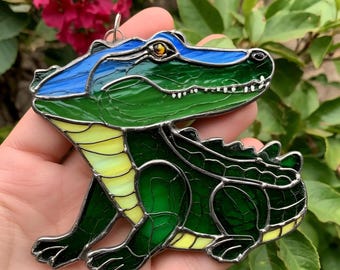 Glas-in-lood krokodil-suncatcher: handgemaakt reptielenraamdecor