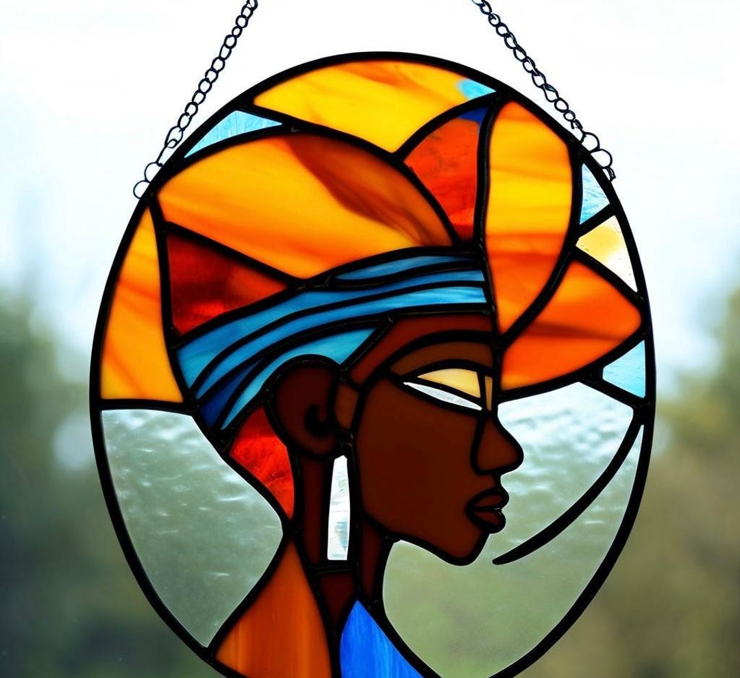 手作りステンドグラスの肖像画：アフロセントリックな女性の窓飾り