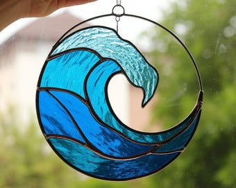 Atrapasueños de vidrieras con diseño de olas marinas: decoración costera, regalo para amantes de la playa.