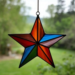 Roter Glasmalerei-Stern-Sonnenfänger: Himmlische Fensterkunst