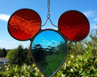 Witrażowy łapacz słońca z uszami Myszki Miki – dekoracja okna inspirowana Disneyem